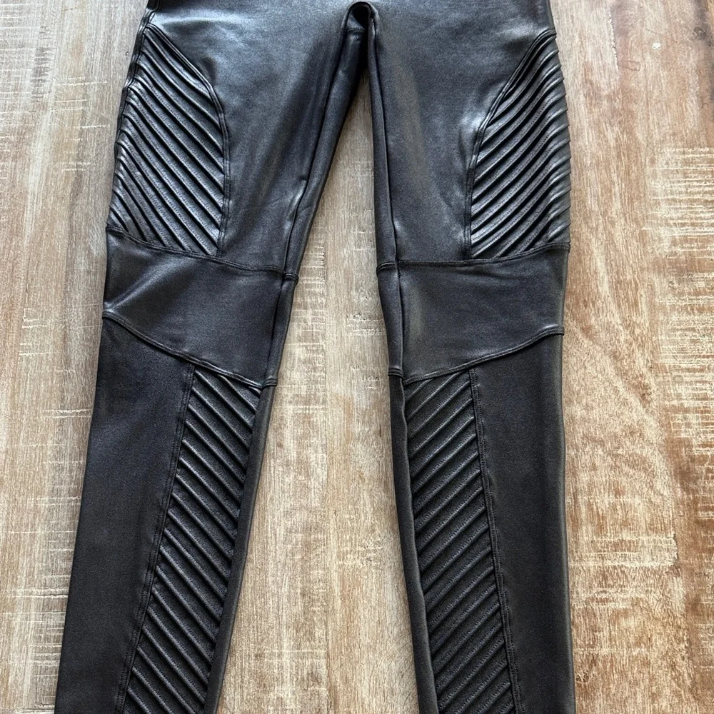SPANX Textured Black Leggings - Picture 5 of 5